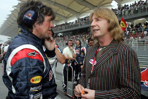 Rick chats to Red Bull engineer on Sepang grid (copyright CRASHNET)